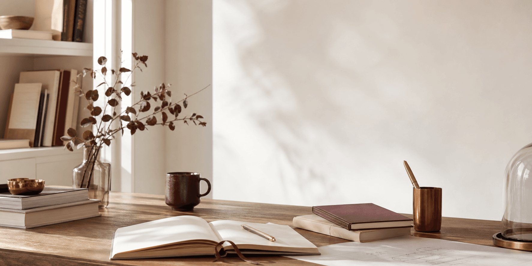 Mesa editorial clara com livros e caderno