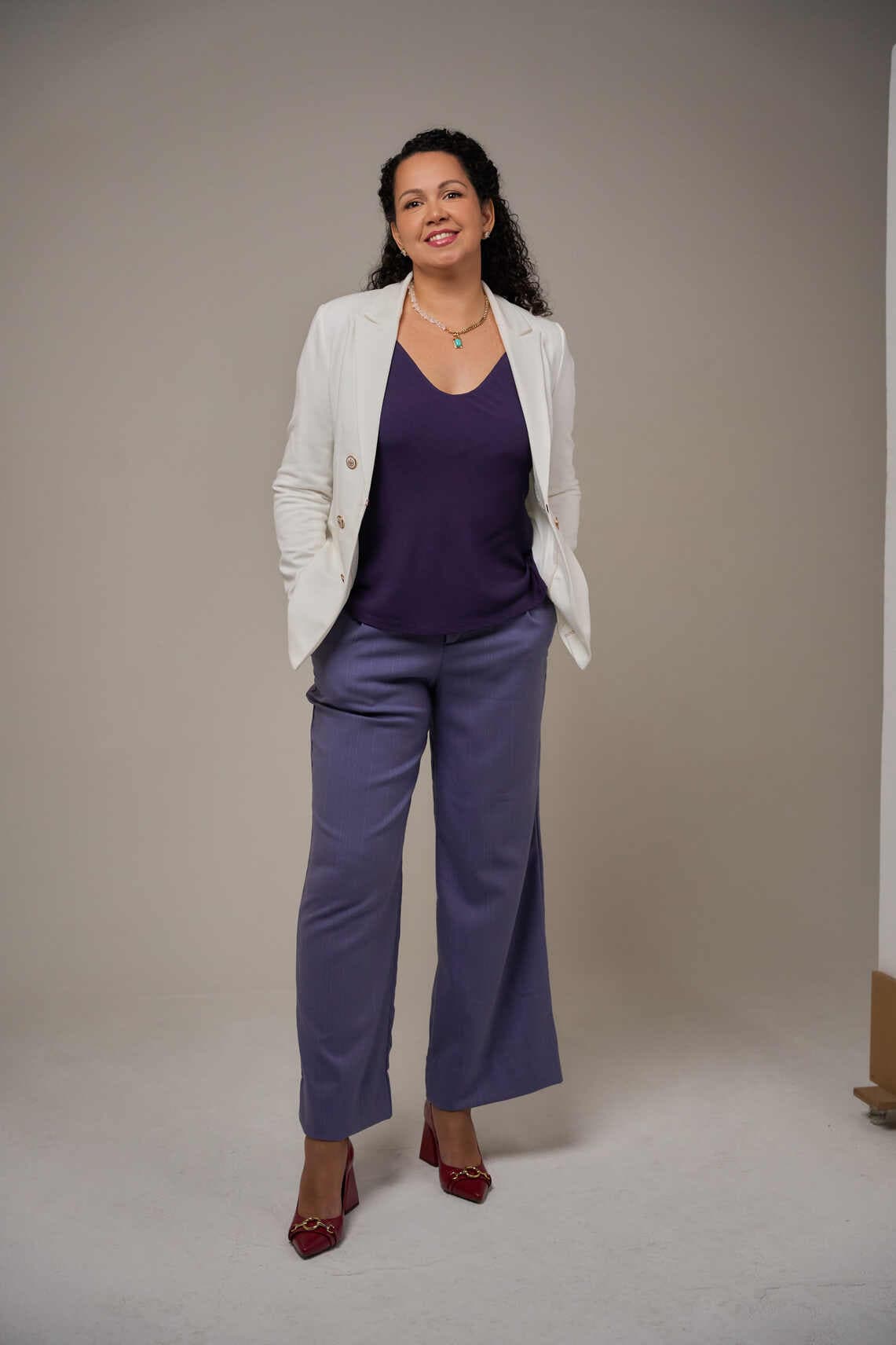 Natascha Sam Nelli em pé, blazer branco e look em tom lilás